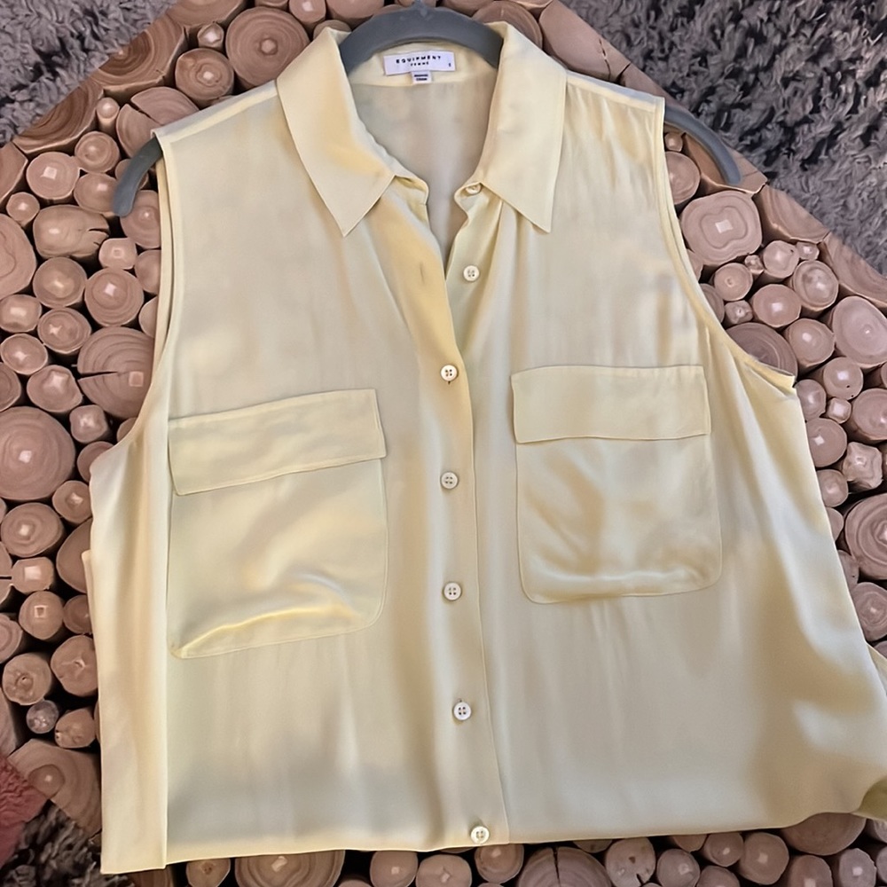 Equipment signature sleeveless blouse pale yellow silk small